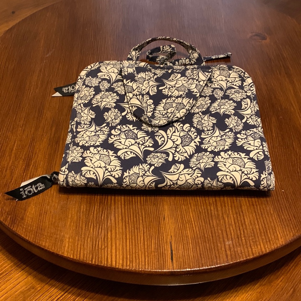 Iōta Blue and White Floral Toiletries/Make-up Case